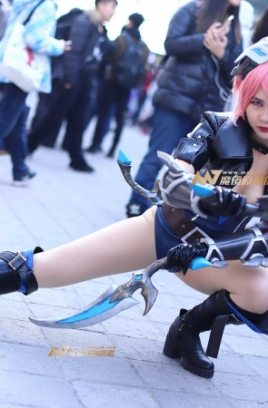 冷艳红发蓝色紧身皮衣