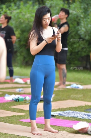 &长发披肩瑜伽裤美女