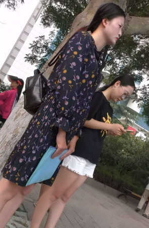 等公交的碎花连衣裙美女