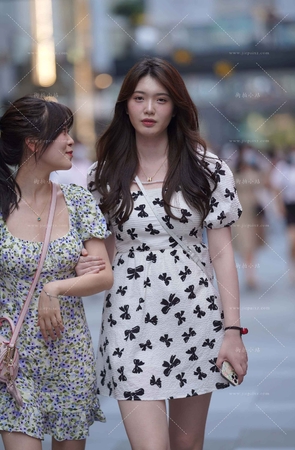 黑白连衣裙小姐姐