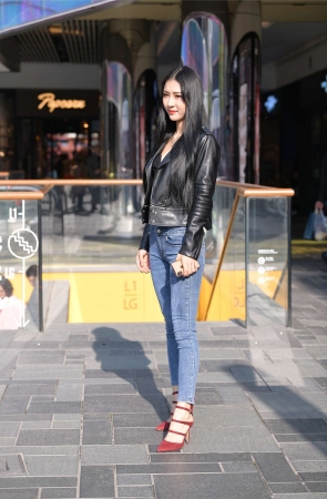 魂魂街拍作品 - 气质高冷范紧牛美女