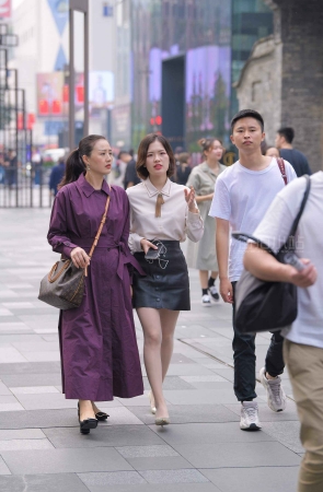 皮裙气质高跟美女