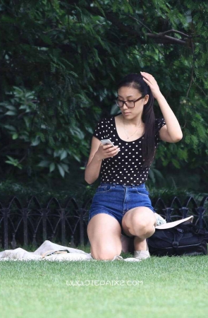 牛仔热裤美眉现身