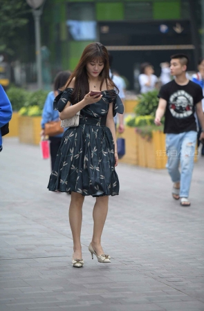 街拍高跟连衣裙美女