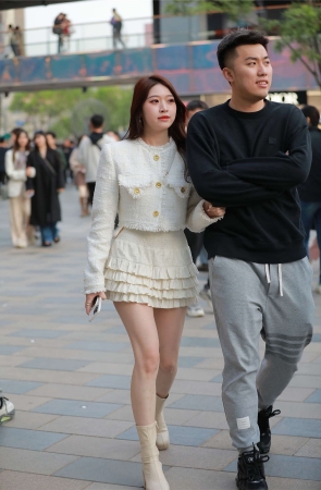 短靴白裙小香风