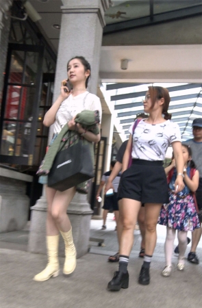 听电话的街拍牛仔裙美丽姑娘