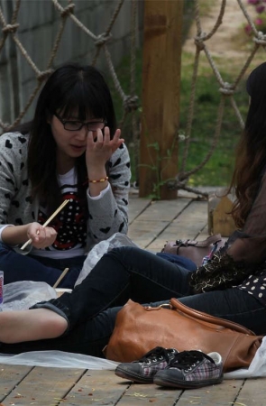 No955 这年头逮一个穿短丝的年轻MM还真不容易