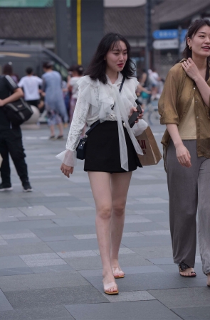 黑色短裤美腿凉高