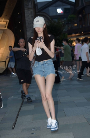 身材高挑白嫩邻家小妹--230628-5-89 15P