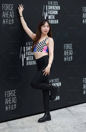 黑色紧身瑜伽裤美女