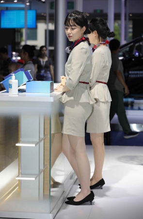 【街拍心灵】车展礼仪肉丝包裙制服美腿街拍高跟