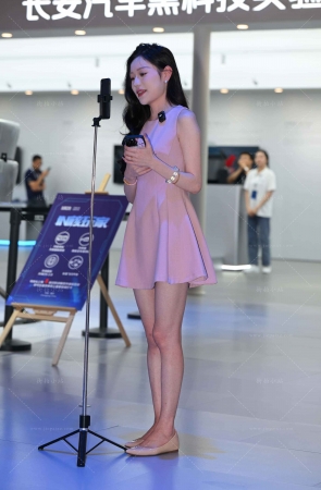 平底鞋，苗条的粉色裙主播