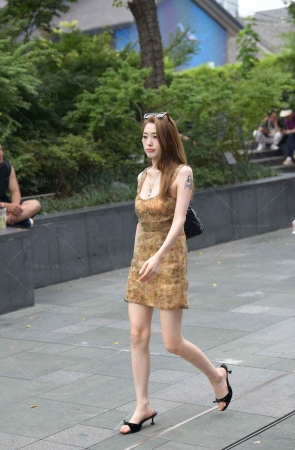 街拍低胸连衣裙美眉