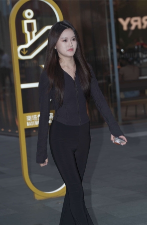 黑色喇叭裤凉拖美脚翘臀