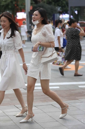 白裙街拍高跟shaofu