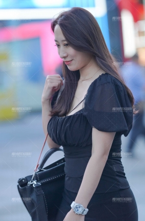 风韵犹存的黑丝小姐姐