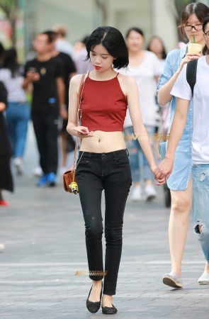 白皙小蛮腰