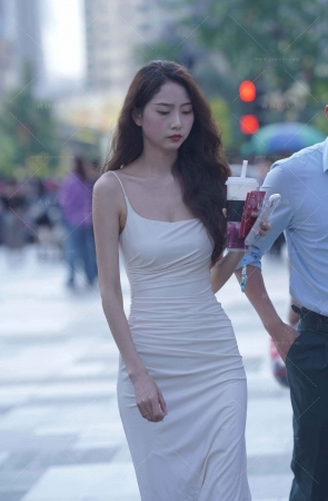 街拍吊带长裙美眉