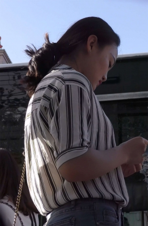 紧身蓝色牛仔裤条纹衬衫美女