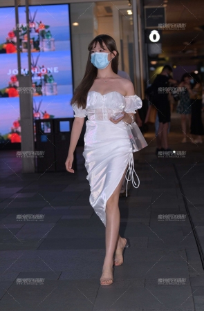 抹胸开叉裙性感美女