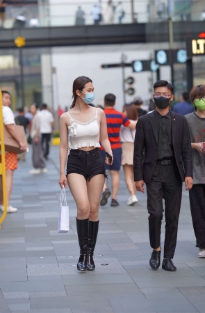 长靴短裤黑白搭配