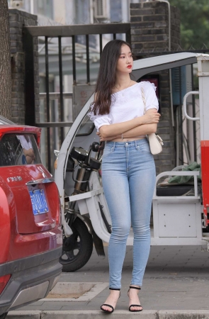 蓝色紧身牛仔裤美女