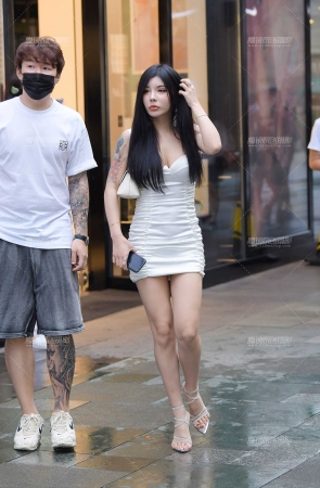 低胸吊带裙美女