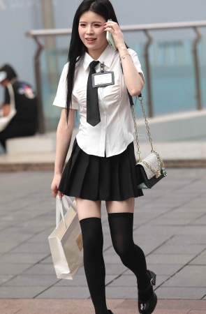 街拍黑丝短裙