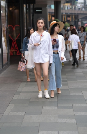 衬衫这样穿法，真诱人这大白腿