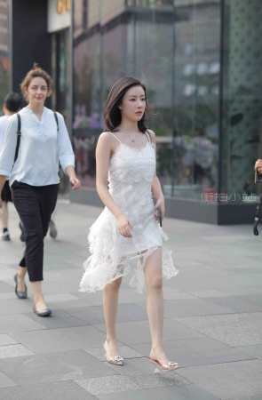 街拍漂亮甜美的白裙姐姐