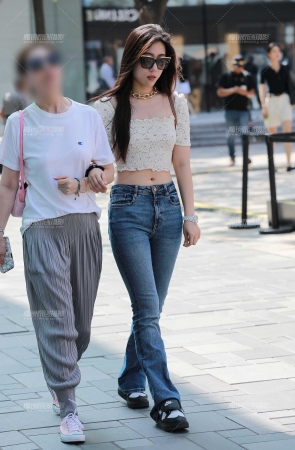 蓝色紧牛美女