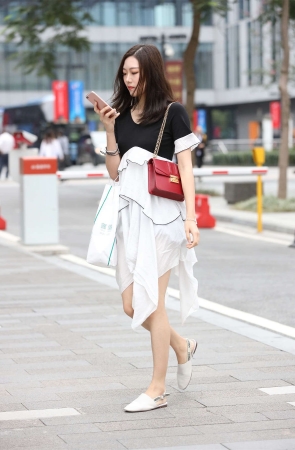 辉辉街拍作品 - 白皙的小姐姐有点像唐嫣