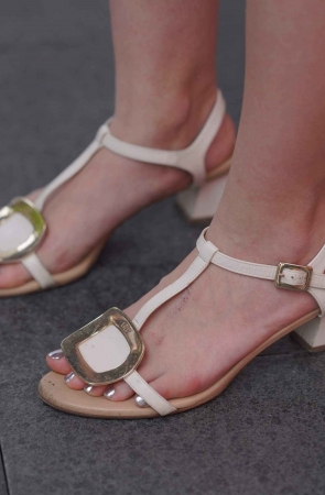 街拍凉席大白腿小姐姐