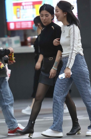 街拍黑丝皮裙shaofu
