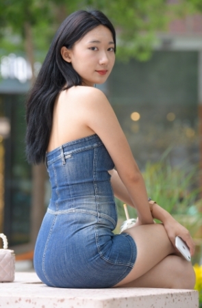 牛仔裙美女