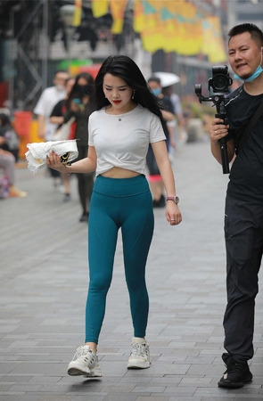 运动装瑜伽小妹