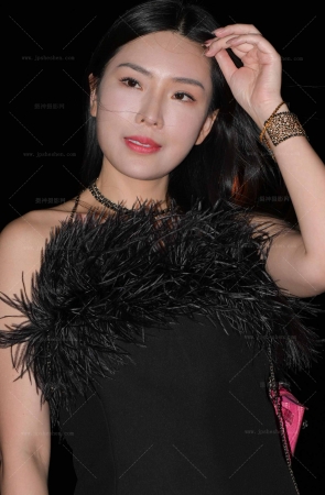 241022-5=146√韵味美腿高跟贵妇【套图➕视频】 16P