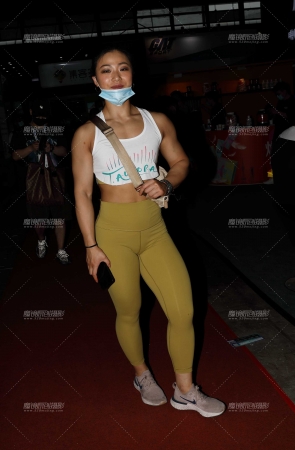 黄色紧身裤美女