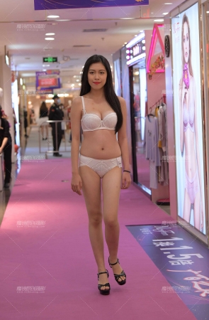 一个女人，穿内衣是最美的时刻