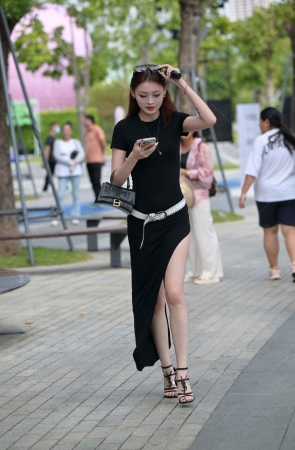 黑色裙开衩裙时尚美女
