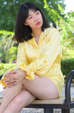 遛狗女孩