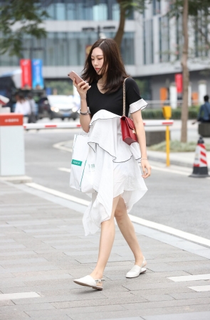 白皙的小姐姐有点像唐嫣