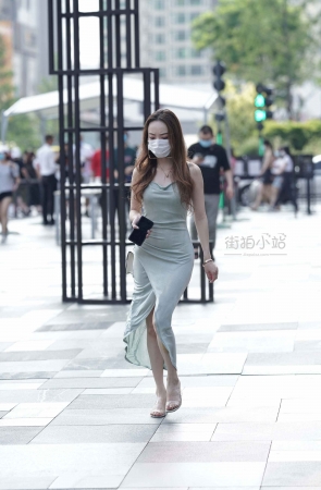街拍气质吊带长裙美女