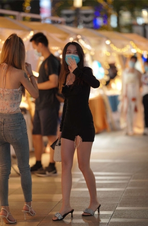 夜拍黑色连体包臀裙美女