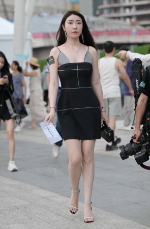 241020-53=72√吊带裙美腿美女 11P