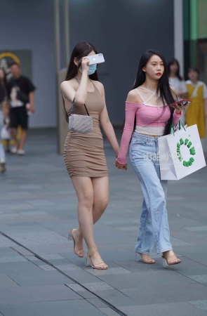 街拍牵手姐妹