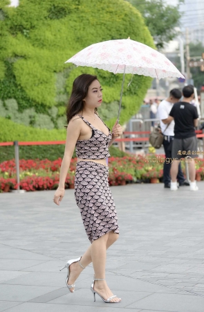 5-31伞下紧身漏脐秀酥胸