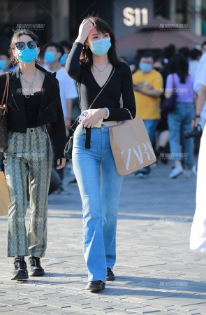 牛仔裤小姐姐