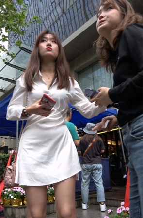 白裙美腿美女