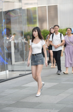 牛仔裙，美腿平底鞋小姐姐